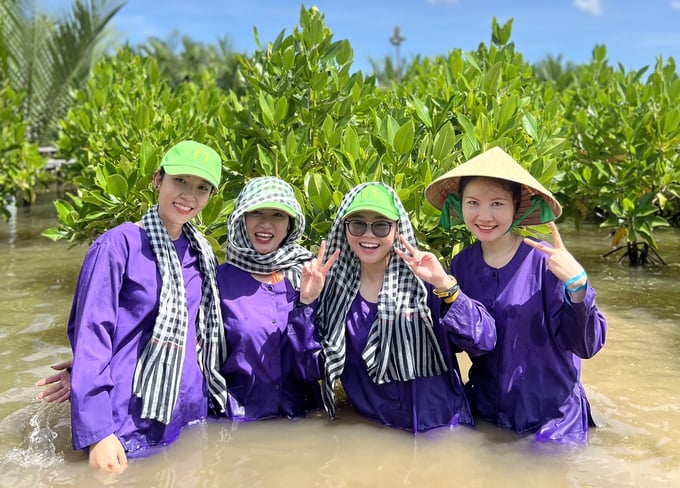 Ecotourism in the mangrove forest at the Nguoi Giu Rung tourism area in Binh Dai district. Photo: Minh Dam.