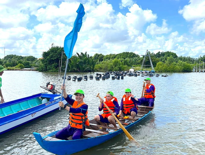 Tourists enjoying the boat-rowing tourism experience. Photo: Minh Dam.