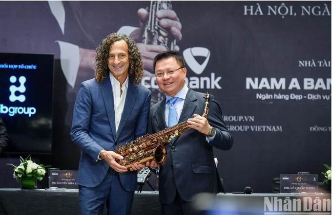 Nghệ sĩ Kenny G đã gửi tặng Ban tổ chức chiếc kèn để thực hiện đấu giá nhằm quyên góp cho dự án Good Morning Việt Nam.