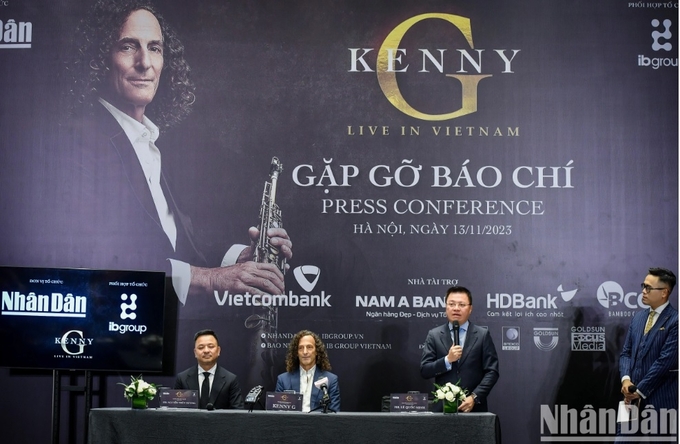 Ban Tổ chức trả lời báo chí các thông tin về đêm nhạc Kenny G Live In Vietnam.