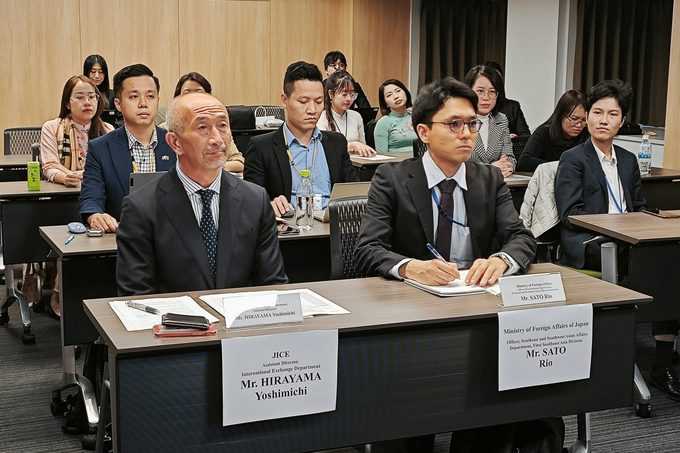 Ông Sato Rio, đại diện Bộ Ngoại giao Nhật Bản, ông Hirayama Yoshimichi, đại diện Trung tâm Hợp tác quốc tế Nhật Bản (JICE) tham dự buổi làm việc. Ảnh: Tùng Đinh.
