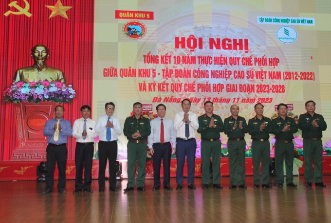 Tập đoàn Công nghiệp Cao su Việt Nam và Bộ Tư lệnh Quân khu 5 tiếp tục ký kết hợp tác giai đoạn 2023-2028. Ảnh: L.K.