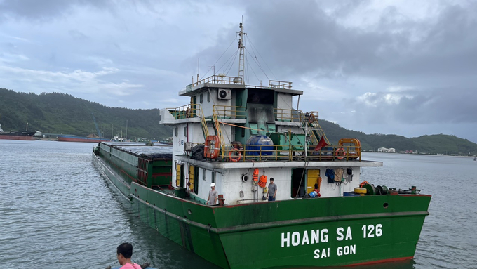 Tàu Hoàng Sa 126 đã đưa 2 thuyền viên vào bờ an toàn. Ảnh: Cảng vụ Hàng hải Thừa Thiên - Huế.