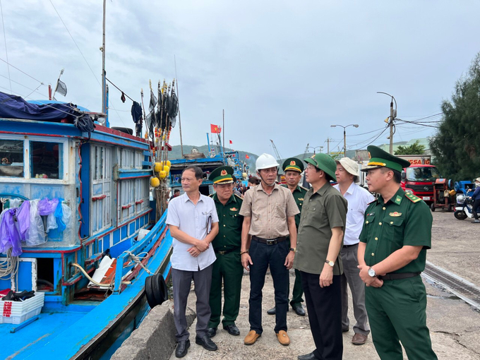 Ông Hồ Quốc Dũng, Bí thư Tỉnh ủy Bình Định (thứ 2 tính từ phải sang), kiểm tra công tác ngăn chặn tàu cá đánh bắt vi phạm IUU tại Cảng cá Quy Nhơn. Ảnh: V.Đ.T.