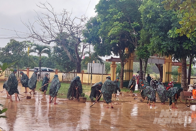 Trung đoàn 19 đóng trên địa bàn huyện cử 50 chiến sĩ về sinh Trường Tiểu học và Trung học cơ sở Cam Tuyền. Ảnh: Võ Dũng.