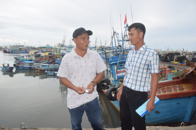 Lãnh đạo thị trấn Cát Tiến, huyện Phù Cát, tỉnh Bình Định (bìa phải) vào tận Bà Rịa - Vũng Tàu tuyên truyền ngư dân không đánh bắt vi phạm IUU. Ảnh: V.Đ.T.