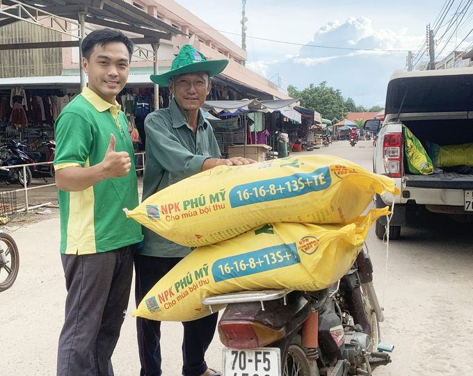 Anh Lê Hoàng Huy từ nhân viên văn phòng trở thành một cán bộ thị trường tận tâm, gắn bó với người nông dân.
