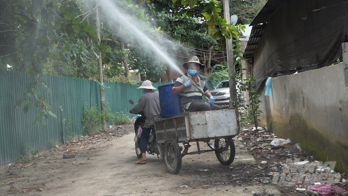Xã Suối Tân đã tiến hành phun thuốc tiêu độc, khử trùng tại các tuyến đường giao thông nông thôn có các hộ chăn nuôi. Ảnh: Phương Chi.