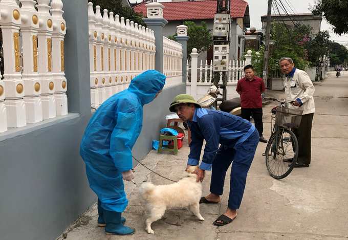 Cộng tác viên thú y thôn tiêm phòng vacxin dại thôn Trung Chinh, xã Trung Chính, huyện Lương Tài, Bắc Ninh.