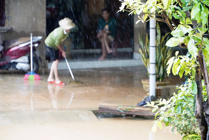 Mưa lũ khiến 800 nhà dân tại huyện Cam Lộ bị ngập trong đêm 13/11. Đến sáng 14/11, nước sông Hiếu cơ bản đã rút, người dân trở về vệ sinh, dọn dẹp nhà cửa. Ảnh: Võ Dũng.