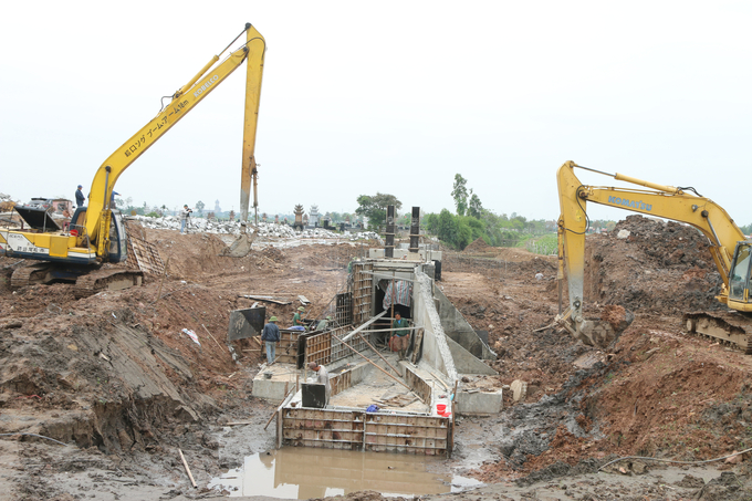 Nâng cấp hệ thống cống dưới đê để phục vụ điều tiết nước, ngăn chặn xâm nhập mặn hiệu quả. Ảnh: Đinh Mười.