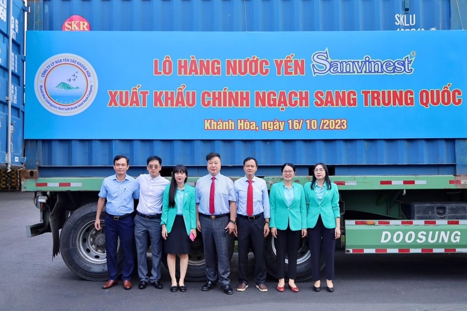 Ngày 16/10 vừa qua, công ty đã xuất khẩu chính ngạch lô hàng đầu tiên nước yến Sanvinest sang Trung Quốc. Ảnh: YS.