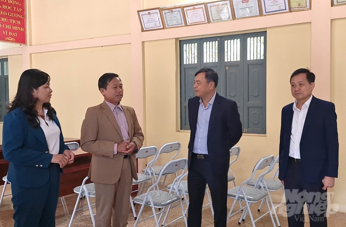 Trong chương trình về nguồn, Thứ trưởng Nguyễn Hoàng Hiệp và các đại biểu thăm nhà văn hóa thôn 9, xã Thái Bình. Ảnh: Đào Thanh.