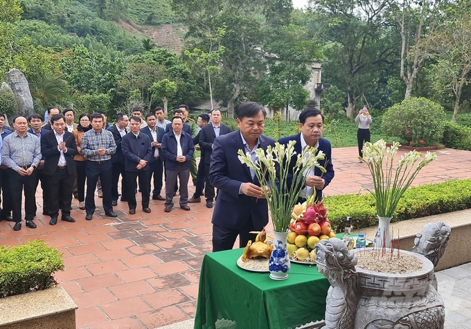 Thứ trưởng Nguyễn Hoàng Hiệp và các đại biểu dâng hương tại di tích Bộ Canh nông. Ảnh: Đào Thanh.