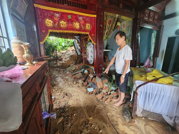 Nhà ông Trần Quang Thôn (thị trấn Ái Nghĩa, Đại Lộc, Quảng Nam) bị sập tường do sạt lở vào sáng 14/11. Ảnh: Lê Khánh.