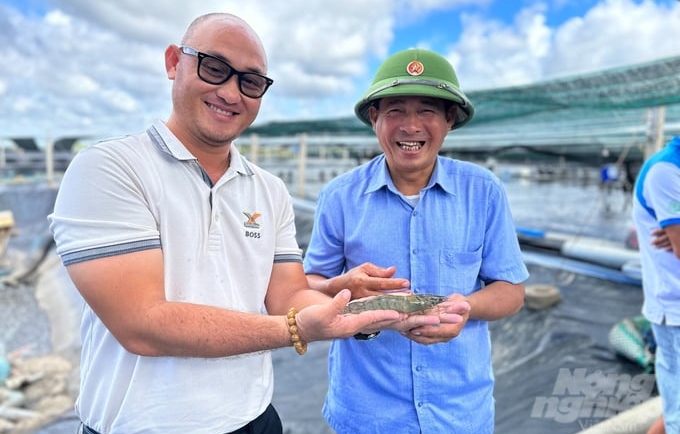 Mr. Pham Van Chu (Bien Dong A hamlet, Vinh Trach commune, Bac Lieu city) is happy with the bumper shrimp crop thanks to the water circulation model of GrowMax Company. Photo: Trong Linh.