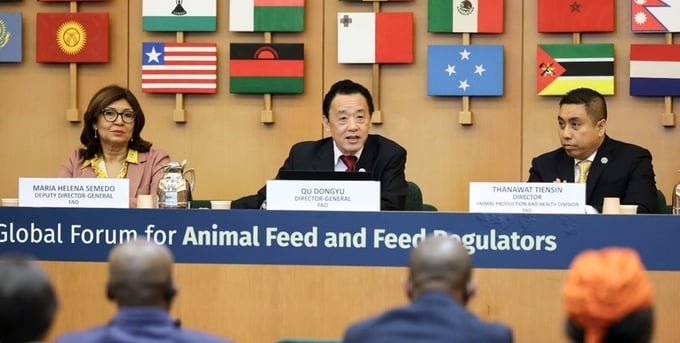FAO Director-General QU Dongyu addresses the Global Forum. On left: Deputy Director-General Maria Helena Semedo; on right: Thanawat Tiensin, Director of FAO's Animal Production and Health Division.