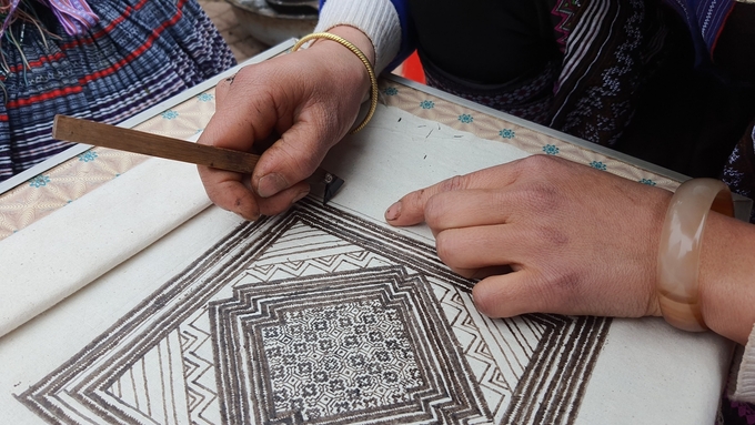 Những tác phẩm trên vải được tạo nên từ sáp ong và đôi bàn tay khéo léo của người phụ nữ người dân tộc Mông. Ảnh: Tuấn Vũ.