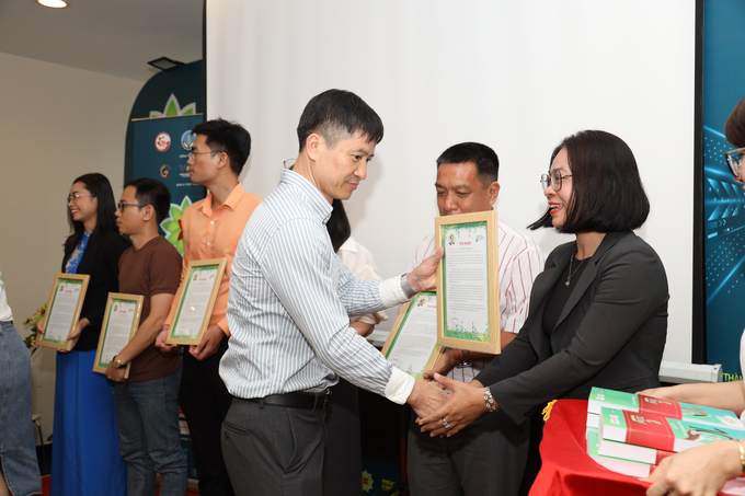 Ông Nguyễn Minh Tiến, Giám đốc Trung tâm Xúc tiến thương mại nông nghiệp, Bộ NN-PTNT trao thư khen của Bộ trưởng Lê Minh Hoan cho các doanh nông trẻ. Ảnh: BSA.