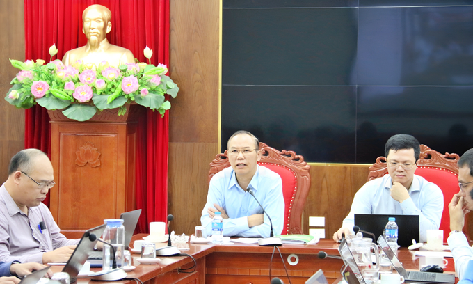 Thứ trưởng Bộ NN-PTNT Phùng Đức Tiến và Cục trưởng Cục Thú y Nguyễn Văn Long chủ trì cuộc họp. Ảnh: Phương Thảo.