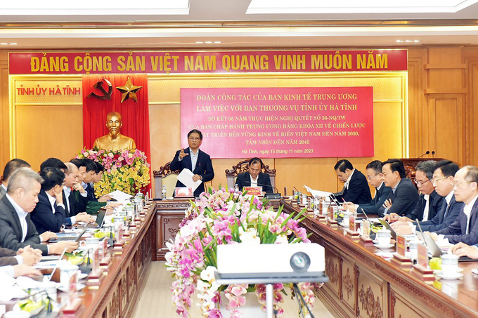 Trưởng Ban Kinh tế Trung ương đánh giá cao những kết quả tích cực mà tỉnh Hà Tĩnh đã đạt được về chiến lược biển trong đó nuôi trồng và khai thác thủy, hải sản đã đạt được kết quả tích cực. Ảnh: Thành Trung