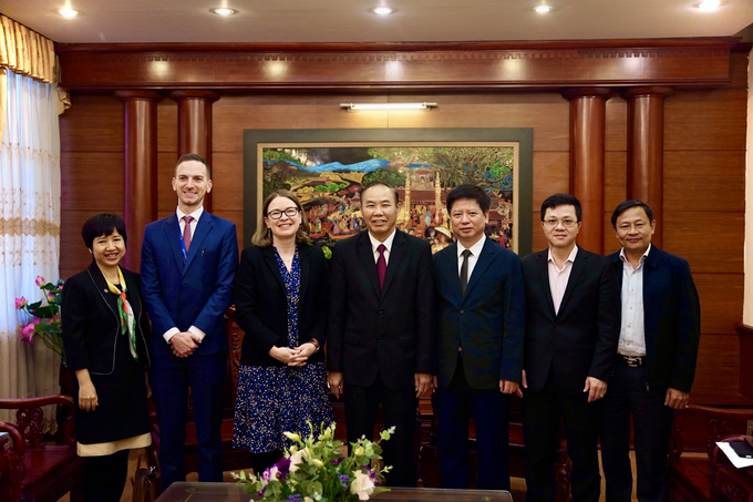 Deputy Minister of Agriculture and Rural Development Phung Duc Tien took group photo with Ms. Deirdre Ní Fhallúin, Irish Ambassador to Vietnam.
