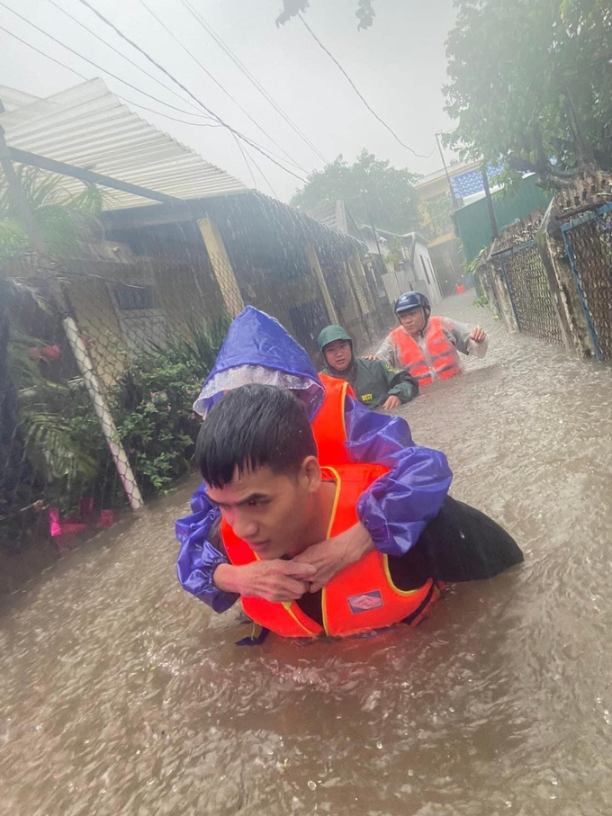 Lực lượng Công an thành phố Huế đưa người dân thoát khỏi vùng ngập lụt. 