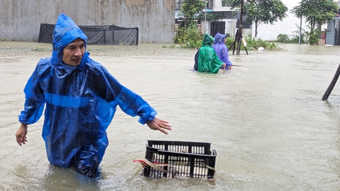 Tình trạng ngập lụt diễn ra trên diện rộng tại nhiều khu vực của tỉnh Thừa Thiên - Huế. Ảnh: Công Điền.