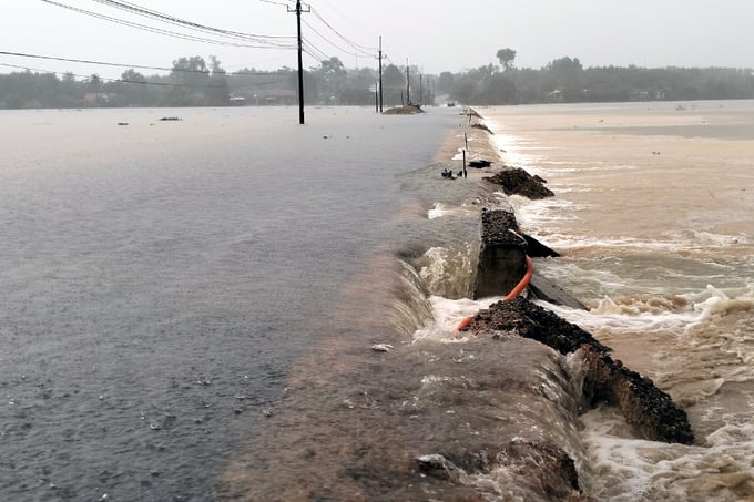 Mưa lớn khiến nhiều tuyến đường tại huyện Hải Lăng bị ngập. Ảnh: TĐ.