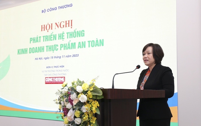 Bà Lê Việt Nga phát biểu, đánh giá về việc xây dựng và cung ứng thực phẩm an toàn cho người dân.