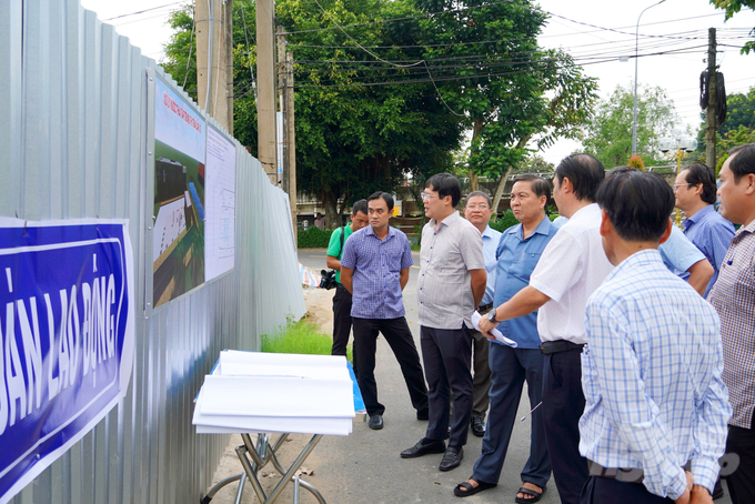 Bí thư Tỉnh ủy Đồng Tháp Lê Quốc Phong kiểm tra tiến độ thực hiện các công trình giao thông nông thôn ở huyện Lai Vung. Ảnh: Lê Hoàng Vũ.