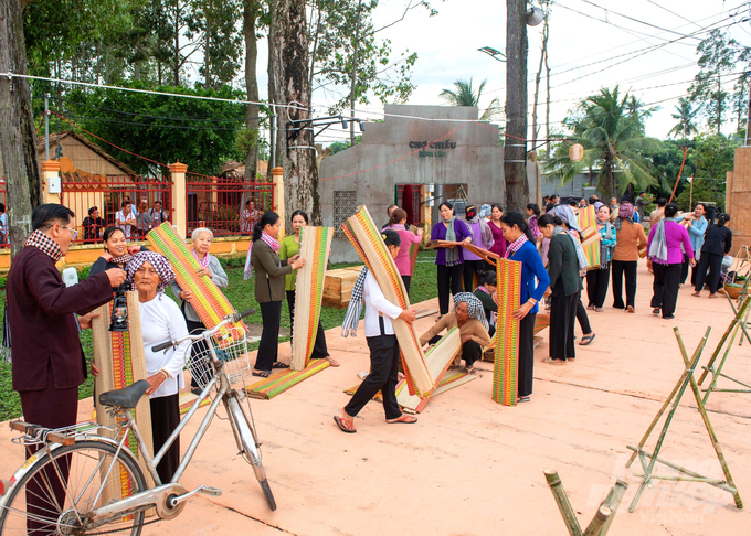 Từ tinh thần nông thôn mới, Lấp Vò đã tạo ra nhiều sản phẩm đặc trưng, mang bản sắc riêng của địa phương. Trong ảnh, huyện Lấp Vò tái hiện 'chợ ma' Định Yên. Ảnh: Lê Hoàng Vũ.