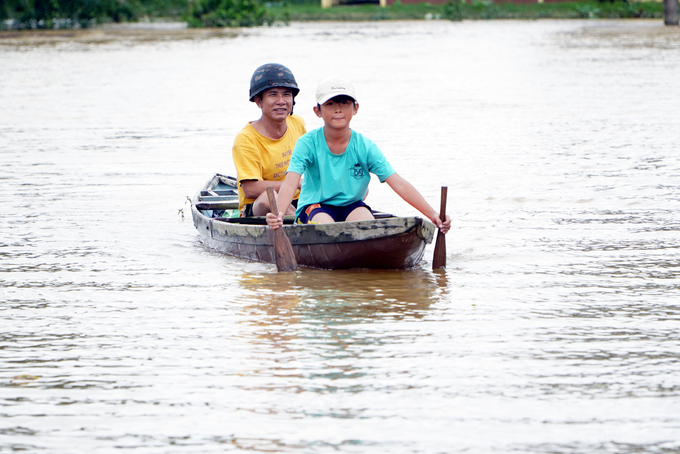 Tại một số khu dân cư, người dân vùng lũ vẫn di chuyển bằng thuyền nhỏ. Ảnh: Võ Dũng.