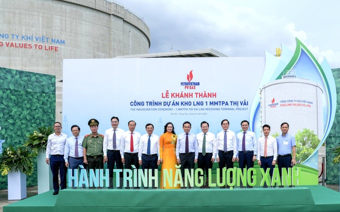 Lãnh đạo Chính phủ và Trung ương chúc mừng sự kiện khánh thành kho LNG đầu tiên của Việt Nam.