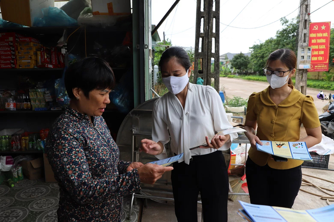 Cán bộ Trung tâm y tế huyện Đầm Hà đến nhà người dân tuyên truyền về phòng bệnh dại. Ảnh: Cường Vũ.