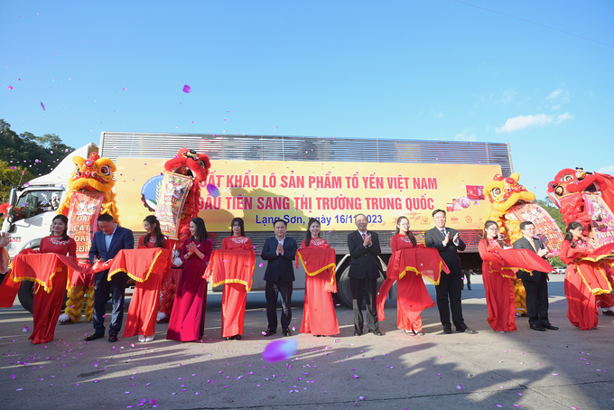 Lô sản phẩm tổ yến đầu tiên của Việt Nam được xuất khẩu sang Trung Quốc tại Cửa khẩu Quốc tế Hữu Nghị, Lạng Sơn. Ảnh: Tùng Đinh.