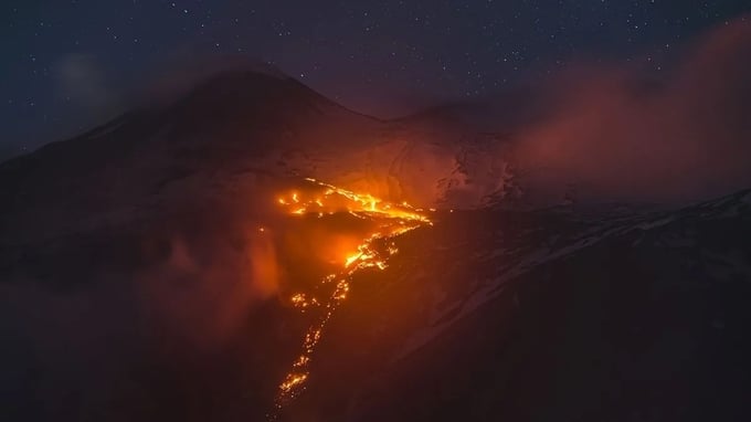 Dung nham chảy ra từ núi lửa Etna, Sicily, Italy. Ảnh: BNN.