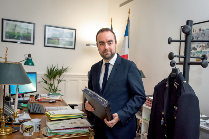 Bộ trưởng Quốc phòng Pháp Sebastien Lecornu. Ảnh: ParisMatch.