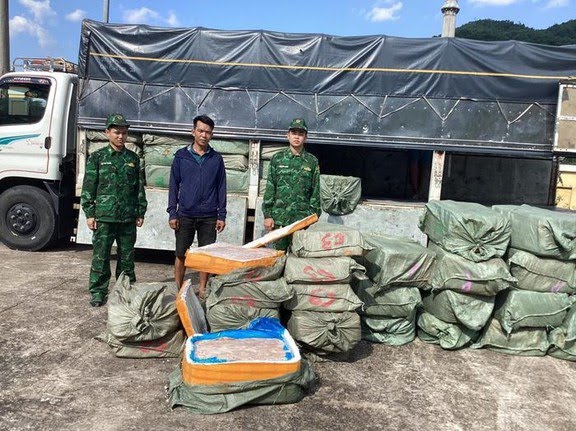 Đồn Biên phòng Quảng Đức (huyện Hải Hà, Quảng Ninh) bắt giữ gần 5 tấn nội tạng lợn không rõ nguồn gốc, ngày 7/9. Ảnh: Viết Cường.