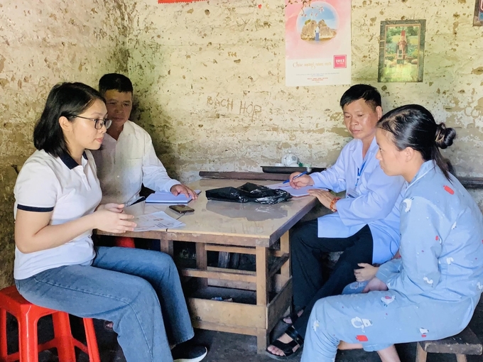Bà Nguyễn Thị Thu Hường, cán bộ phụ trách công tác phòng chống bệnh dại của Trung tâm Kiểm soát bệnh tật (CDC) Quảng Ninh đang hướng dẫn địa phương xử lý ổ dịch dại. Ảnh: Cường Vũ.