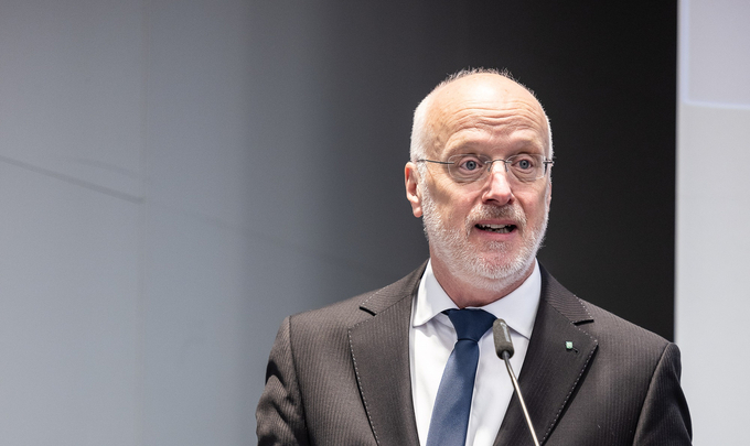 Tobias Eichberg, Giám đốc điều hành của bộ phận tổ chức triển lãm của Hiệp hội Nông nghiệp Đức (DLG), phát biểu tại cuộc họp báo khai mạc Agritechnica 2023.