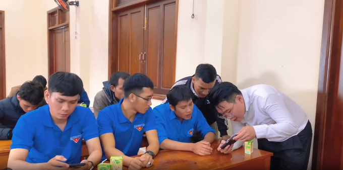 Thanh niên ở xã Sơn Bua (huyện Sơn Tây, Quảng Ngãi) được đào tạo áp dụng thương mại điện tử để tiêu thụ nông sản tốt hơn. Ảnh: L.K.