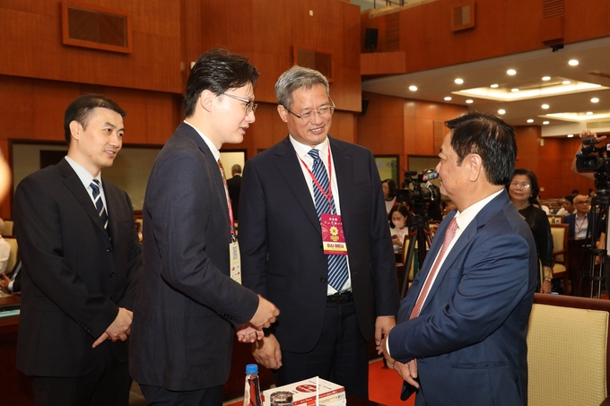 Bộ trưởng Bộ NN-PTNT Lê Minh Hoan trò chuyện với các đại biểu tại Diễn đàn Mekong Connect 2023. Ảnh: BSA.