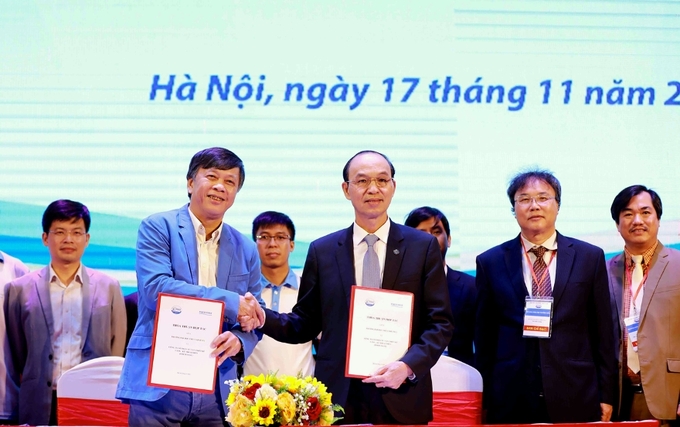 Hiệu trưởng Trịnh Minh Thụ, đại diện Trường Đại học Thủy lợi, ký hợp tác với Công ty Portcoast. Ảnh: TLU.
