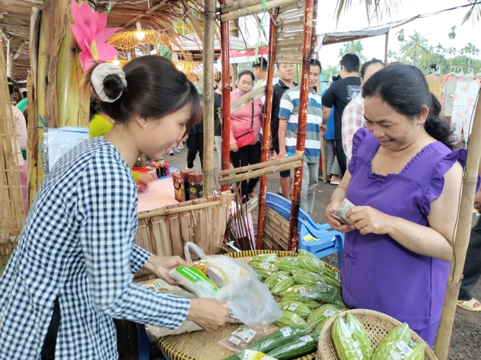 Người tiêu dùng Bến Tre mua sản phẩm an toàn, hữu cơ có truy xuất nguồn gốc bằng mã vạch. Ảnh: Minh Đảm.