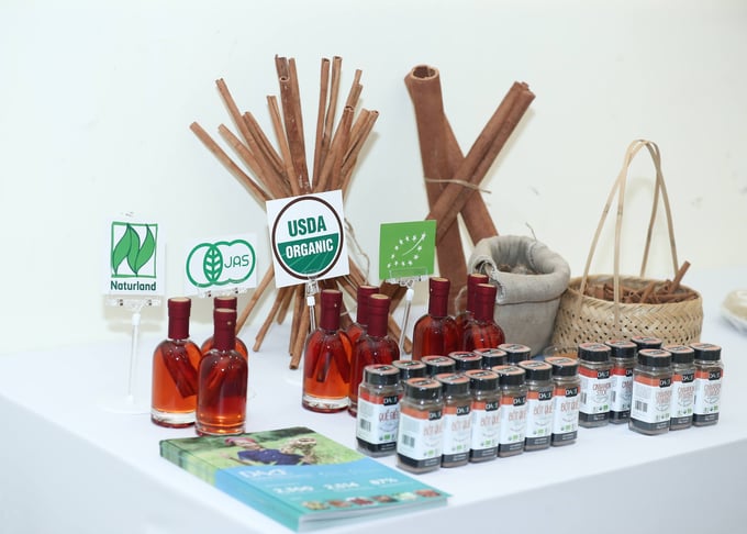 Cinnamon and cinnamon products were introduced at the Conference.