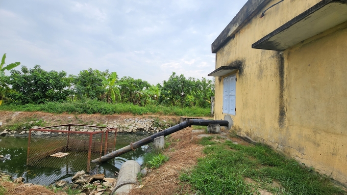 Hoành triệt và bơm nước thải sinh hoạt ra hệ thống tiêu thoát nước là giải pháp tạm thời để ngăn chặm ô nhiễm hệ thống thủy lợi. Ảnh: Đinh Mười.
