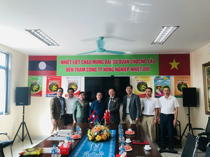 Buổi gặp gỡ giữa đại diện Công ty TNHH Nông nghiệp Nhiệt Đới và đại diện Đại sứ quán CHDNND Lào tại Việt Nam. Ảnh: NVCC.