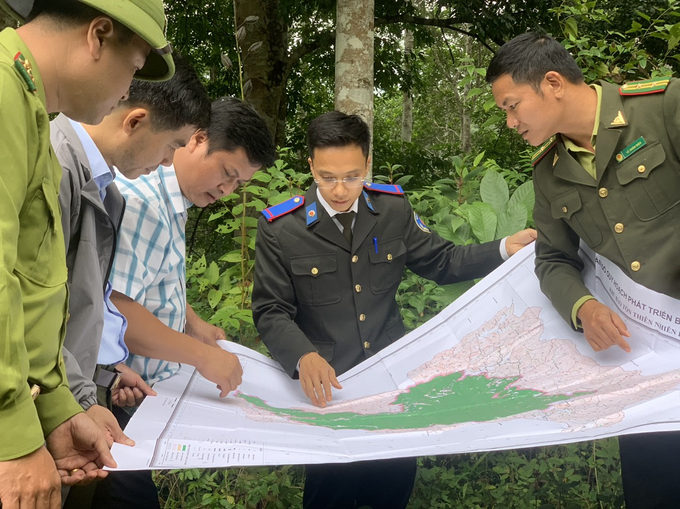 Lãnh đạo Sở NN-PTNT Bắc Kạn và lực lượng kiểm lâm kiểm tra thực tế diện tích rừng chồng lấn tại Khu Dự trữ thiên nhiên Kim Hỷ. Ảnh: Ngọc Tú. 