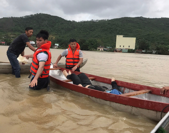 Lực lượng chức năng tìm thấy thi thể nữ công nhân bị nước lũ cuốn trôi dẫn đến tử vong. Ảnh: PCTT.